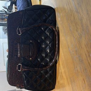 Vintage Brahmin bag. Measures 13x7.5